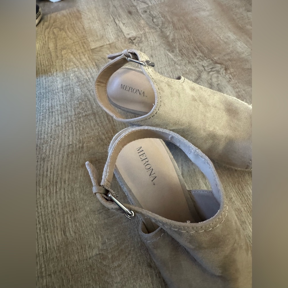 Women's Tan Wedge Sandals - Picture 6 of 8